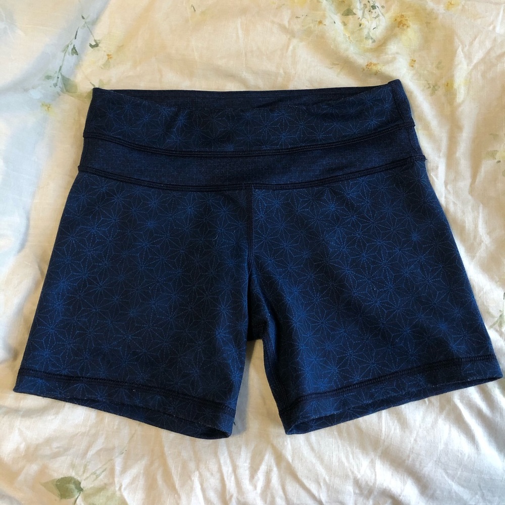 Blue Lululemon patterned shorts!